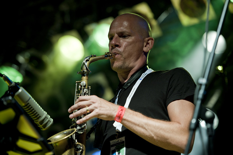 Saxofonist auf der Bühne