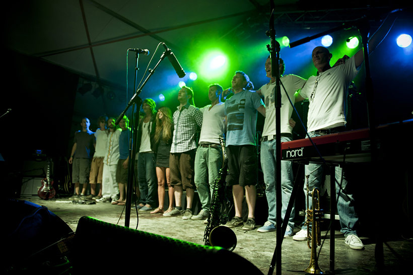 Die Band gemeinsam auf der Bühne
